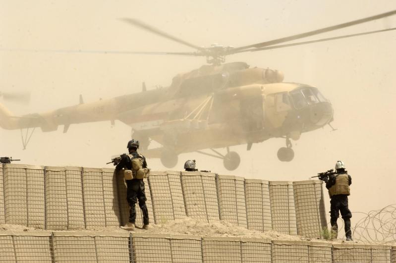 Iraqi+special+operations+forces+troops+board+an+Mi-171+helicopter+with+a+simulated+insurgent+during+Exercise+Lion%25E2%2580%2599s+Leap++%25281%2529.jpg