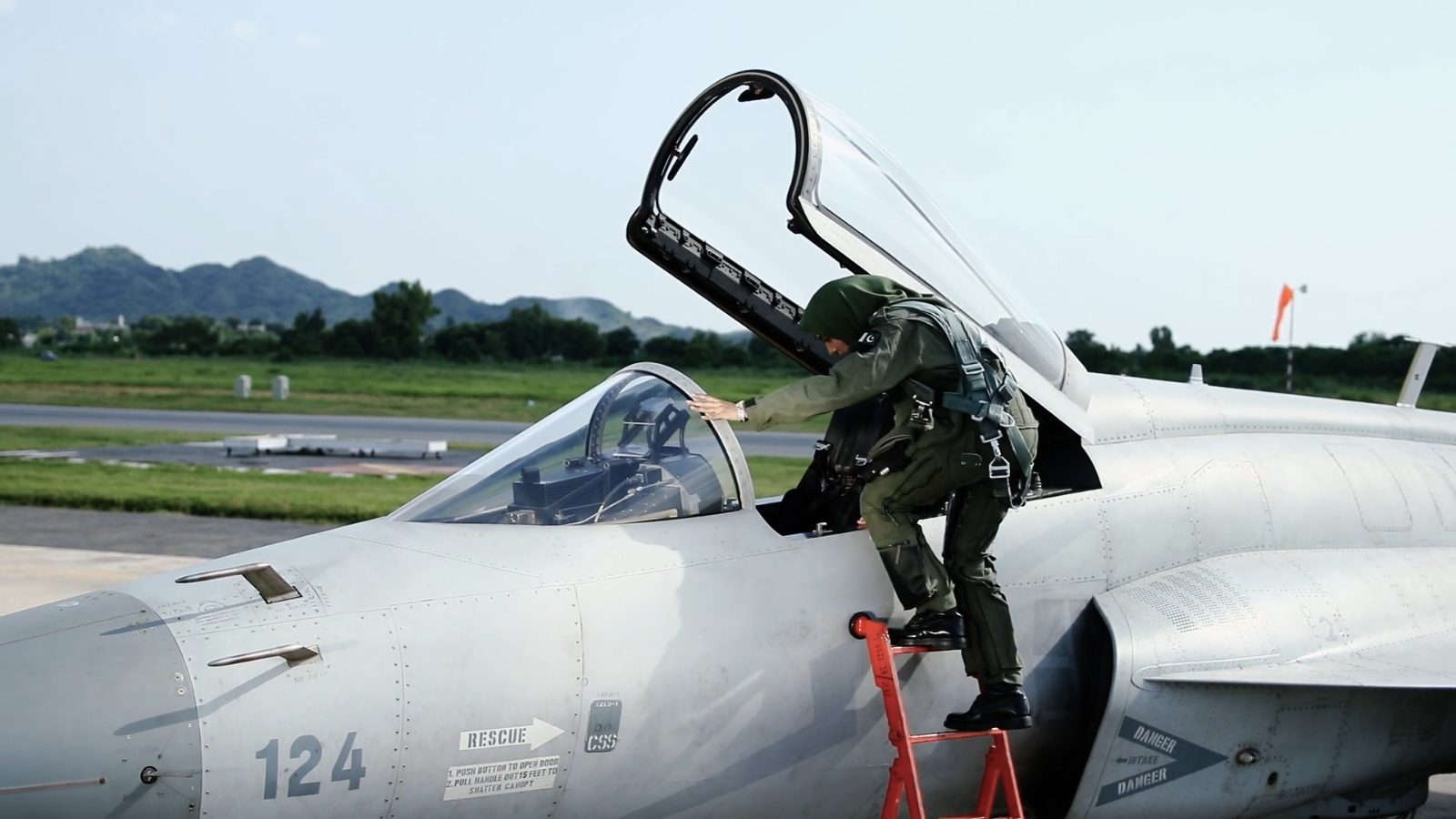 PAF Flying off / 1st Lt JFT Cockpit2.png