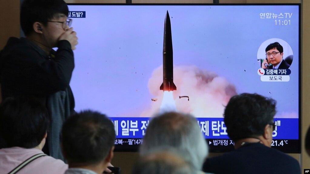 People watch a TV showing a news program reporting North Korea's missile launch, at the Seoul Railway Station in Seoul, South Korea, May 5, 2019.