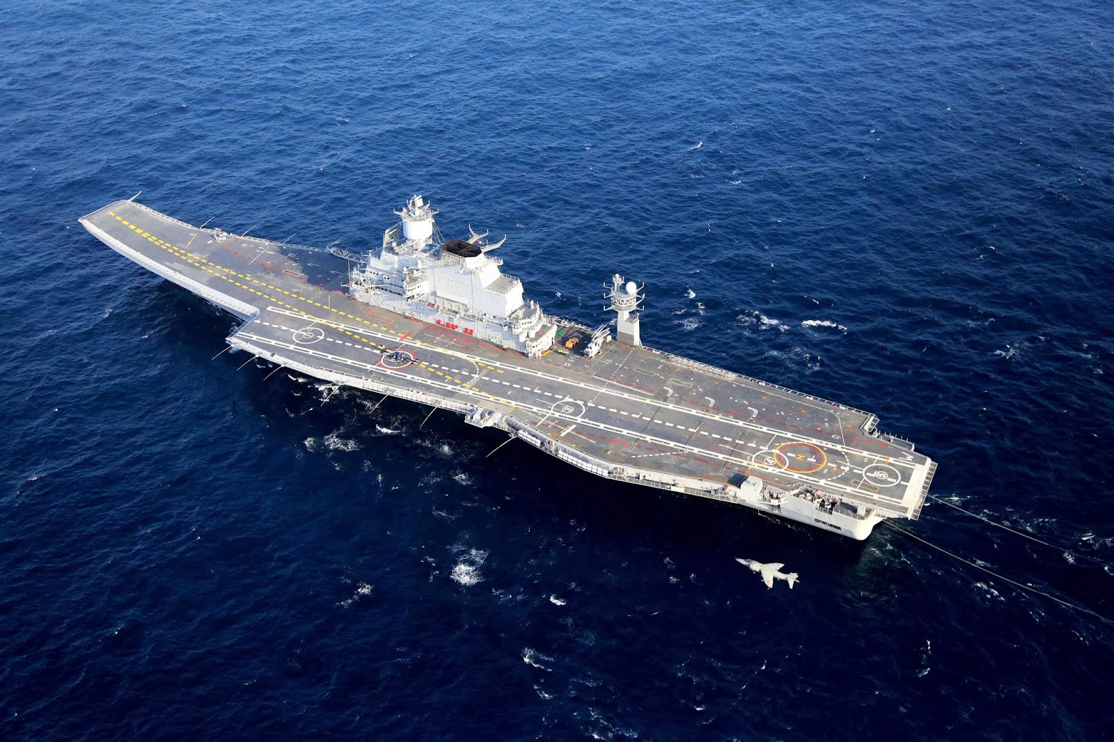 INS_Vikramaditya_(R33)_with_a_Sea_Harrier.jpg