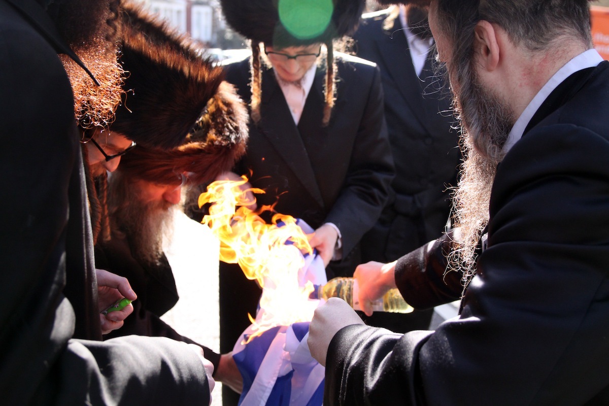 anti-zionist-orthodox-jews-flag-burning-protest-109-body-image-1425645268.jpg