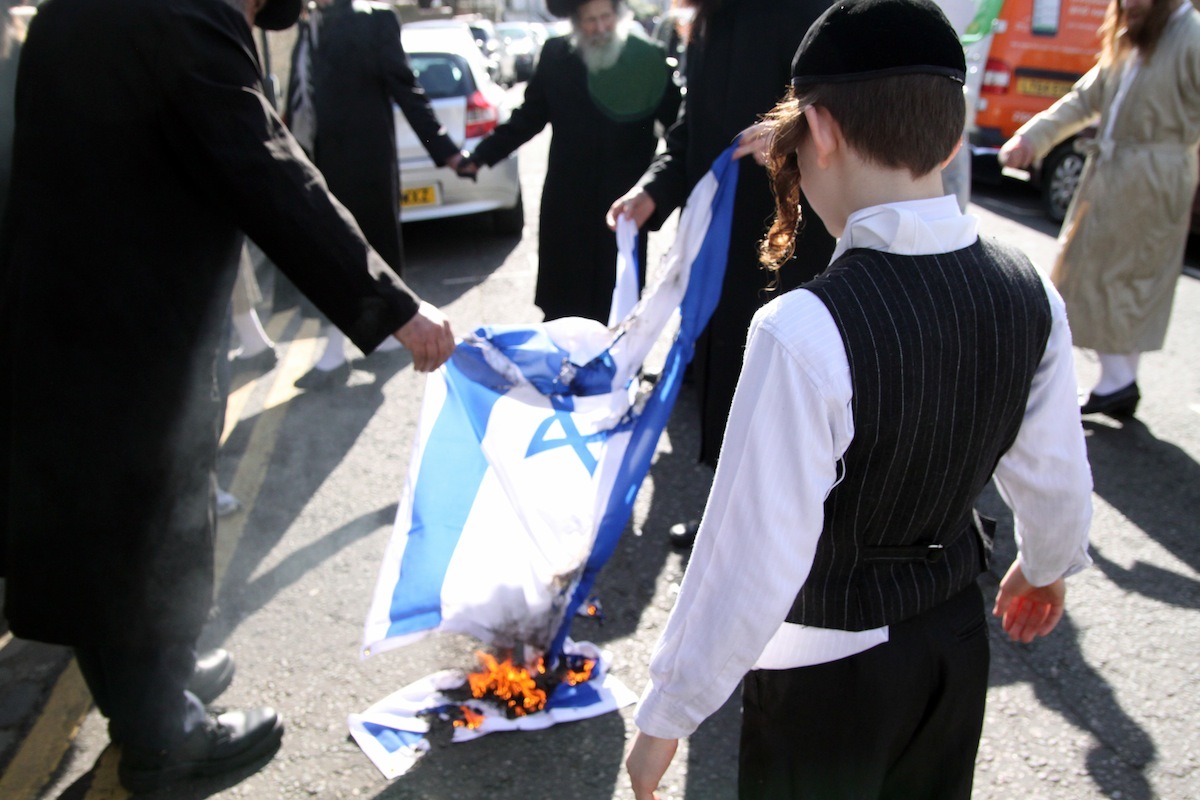 anti-zionist-orthodox-jews-flag-burning-protest-109-body-image-1425645295.jpg
