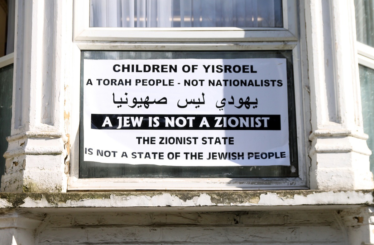 anti-zionist-orthodox-jews-flag-burning-protest-109-body-image-1425645385.jpg