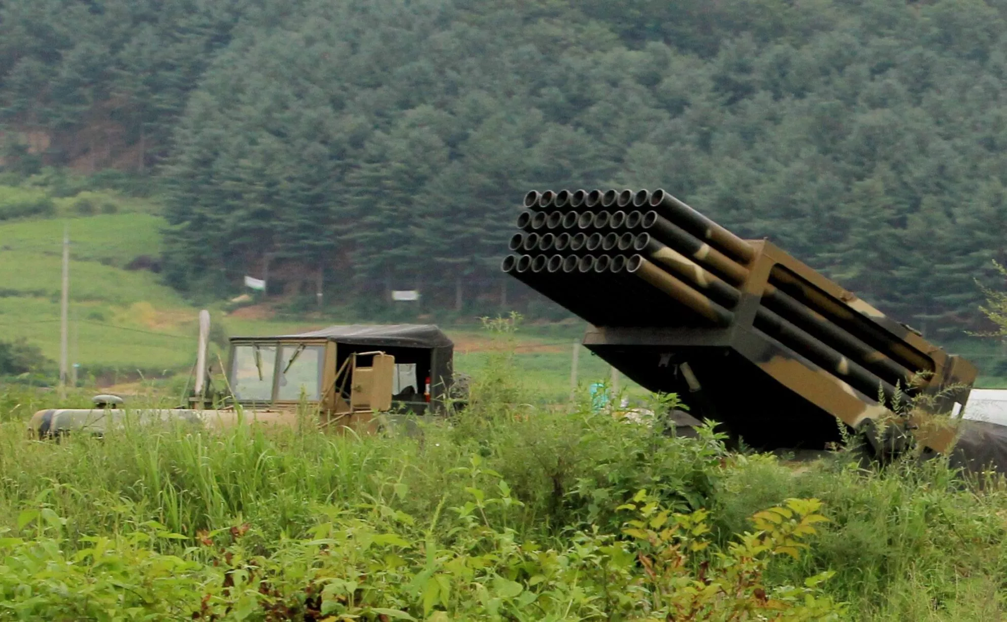 South-Koreas-military-deploy-multiple-rocket-launcher-systems-in-a-field-on-Yeoncheon.jpg