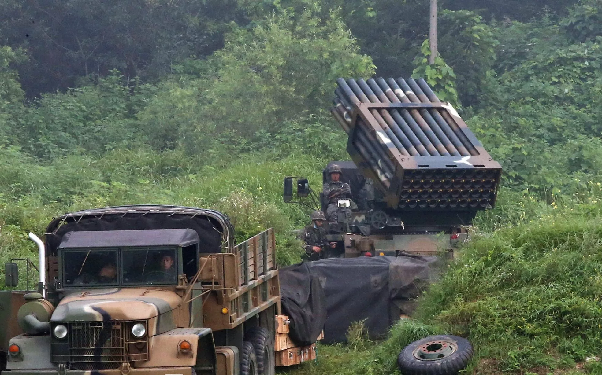 A-South-Korean-Army-multiple-rocket-launch-system-is-set-in-the-border-county-of-Yeoncheon.jpg