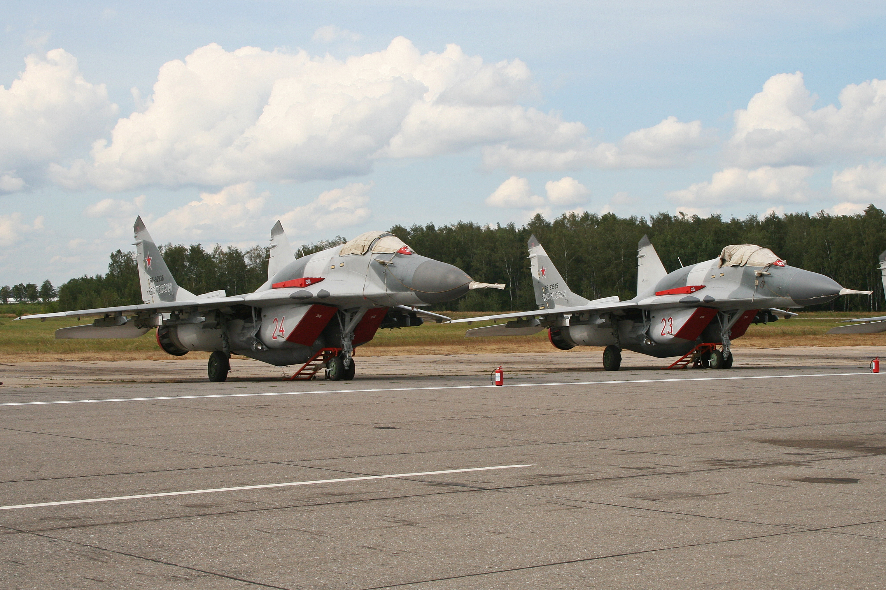 MiG-29SMT_Fulcrums_RF-92936_24_red_%26_RF-92935_23_red_%288510691465%29.jpg