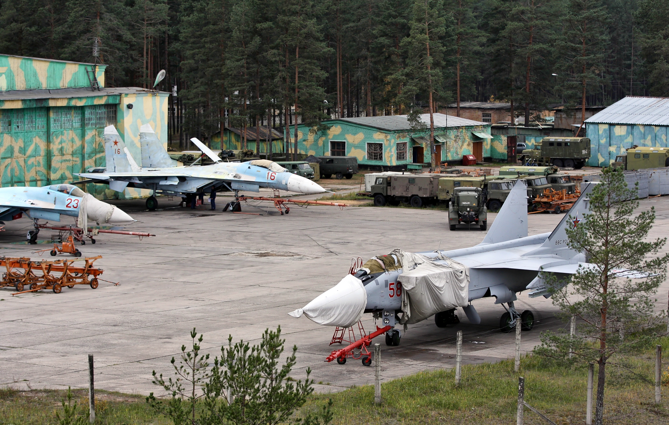 Aircraft_maintenance_and_repair_unit_-_7000th_Air_Force_base_near_Voronezh.jpg
