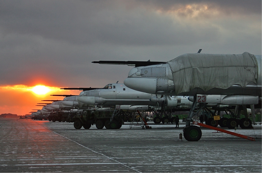 Lineup_of_Tu-95_at_Engels_Air_Base.jpg