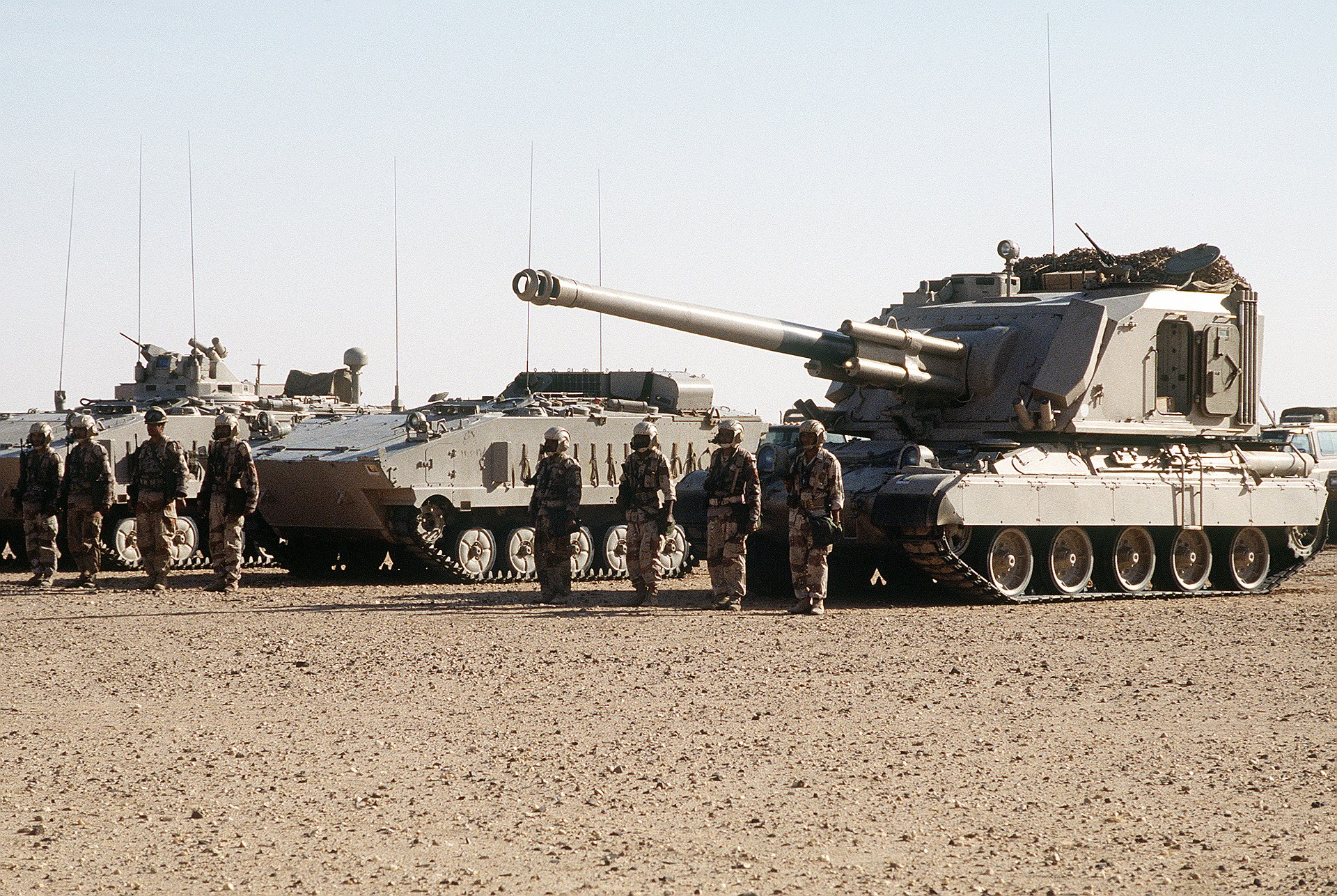 1920px-AuF1_and_AMX-10P_%28Royal_Saudi_Land_Force%29.JPEG