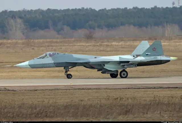 First_pictures_of_Russia_s_T_50_PAK_FA_fighter_fitted_with_air_to_surface_weapons_640_002.jpg
