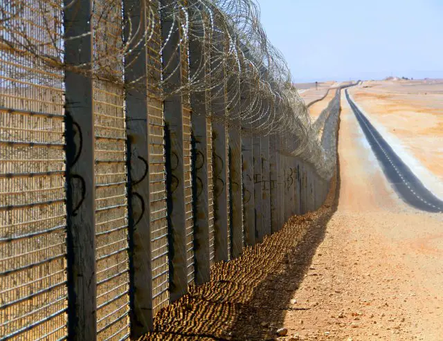 Jordan_erecting_barrier_on_border_with_Syria_and_Iraq_to_stop_Islamic_State_fighters_640_001.jpg