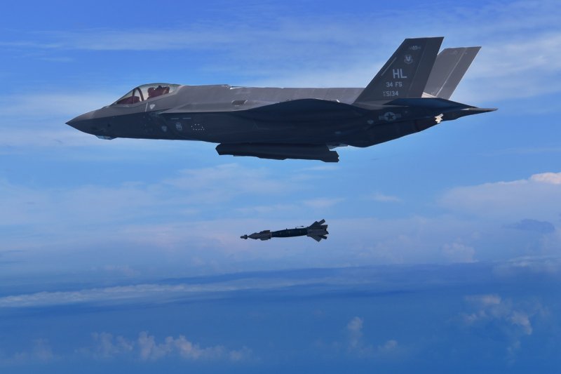 Lockheeds-Sidekick-adds-increased-firepower-to-F-35-fighters.jpg