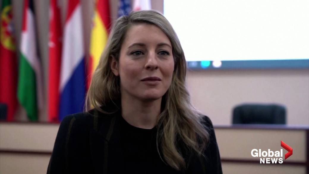 Click to play video: 'Canada stands ‘shoulder to shoulder’ with Ukraine, says Foreign Minister Joly amid tensions with Russia'