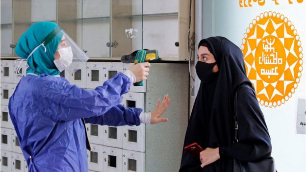 Iranian woman gets her temperature checked as she arrives at a mosque (30/07/20)