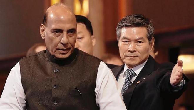 Indian Defense Minister Rajnath Singh and his South Korean counterpart Jeong Kyeong-doo in Seoul on Thursday.