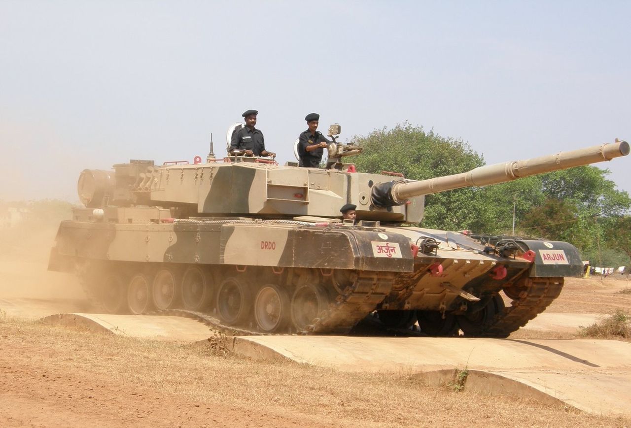 1280px-Arjun_MBT_bump_track_test.JPG